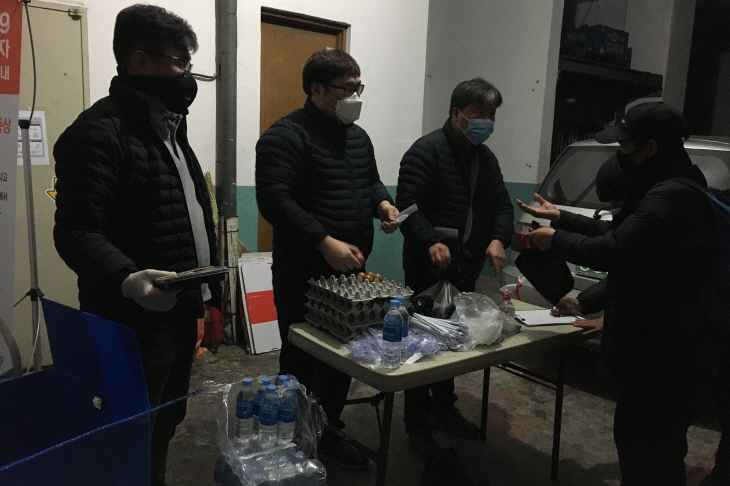 µµ½Ã¶ô°ú ¹°, °è¶õÀ» ³ª´²ÁÖ°í ÀÖ´Â ¼¼ »ç¶÷°ú ±×°ÍÀ» ¹Þ´Â ÇÑ »ç¶÷