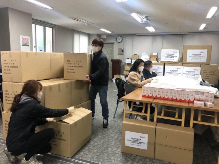 �ڷγ�19 ��ȣ ��ǰ�� �����ϰ� �ִ� �� ���� ������ �׿��ִ� �ڽ�