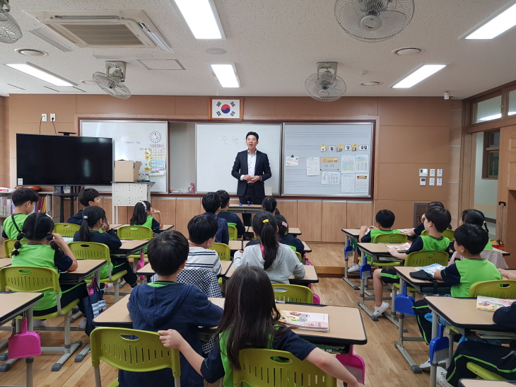 ���� �� å�� �ɾ��ִ� ���̵�� �̾߱� �ϰ� �ִ� ���� ���