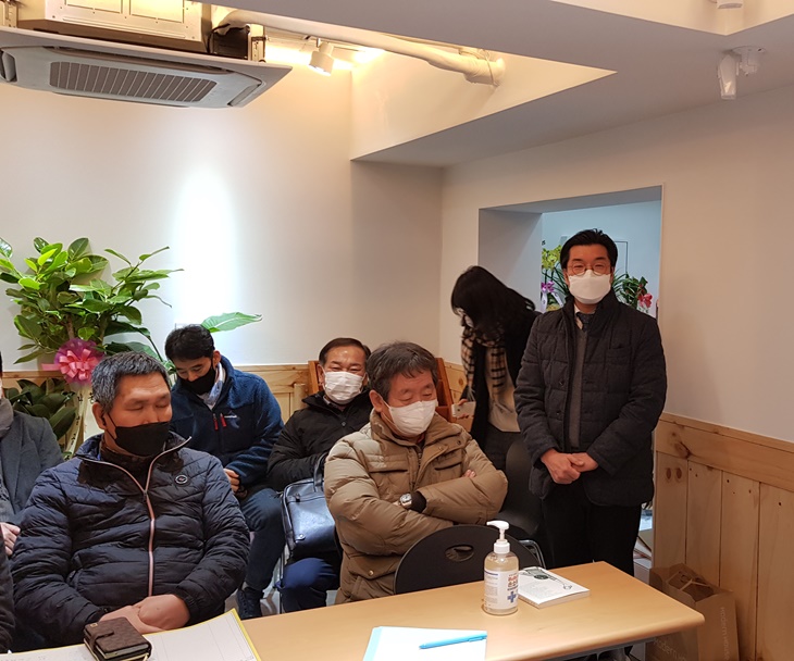 �̽��� ȸ���� �λ縦 �ϰ� �ִ�.