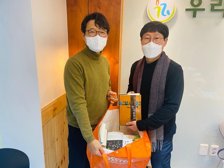 ����ö ȸ�� å ���� ����. ����ö ȸ���� ����� �繫ó���� å ������ �Բ� �����.