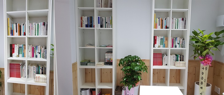 ����ִ� å ���̸� ���� ������ �� ������ ä������ �ִ� å���� ������ �� ������ ��ġ�ߴ�.