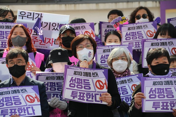 �� 15�� ���� �Ǵ� ������� 5~6�ٷ� ���� B4ũ�� ���̸� ��� ī�޶� ���� ���ִ�. �� �� �� ���� ����ũ�� ��� �߾��� �ϰ� �ִ�.